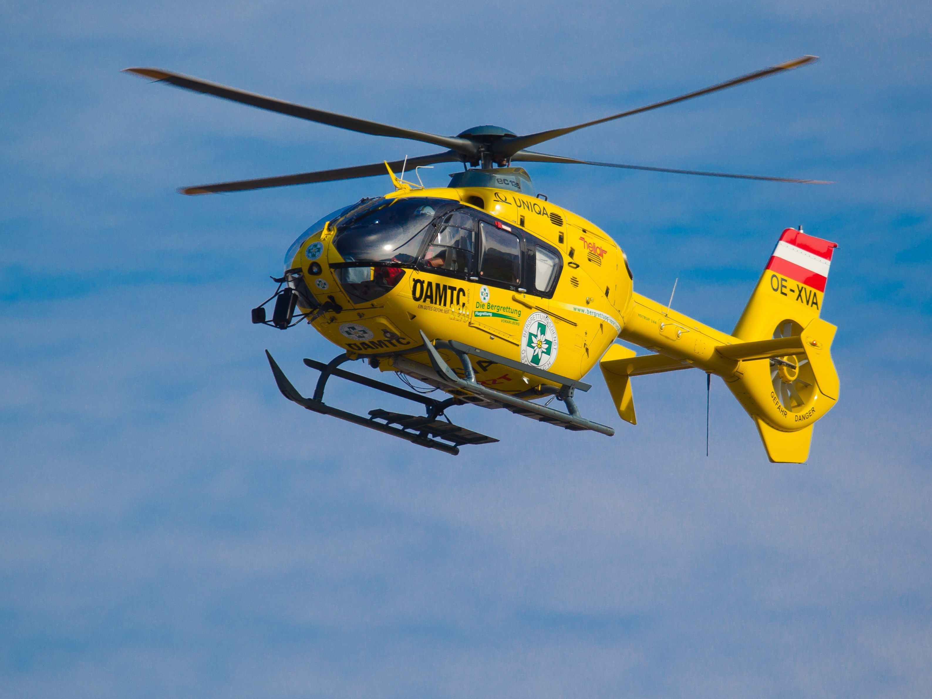 Vorarlberger und Deutscher kollidierten bei Überholmanöver und mussten mit dem Notarzthubschrauber ins Krankenhaus geflogen werden.