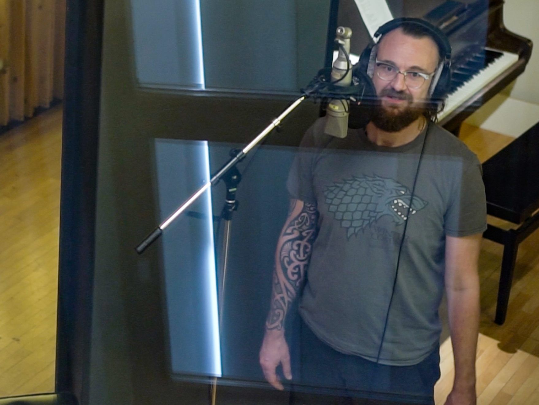 TingelTown-Sänger Florian Koller im Studio bei den Aufnahmen zum offiziellen Gymnaestrada-Song „Like A Rainbow In The Sky“. 24 Musiker haben den Song neu interpretiert – nun wird über die besten Remixes abgestimmt.
