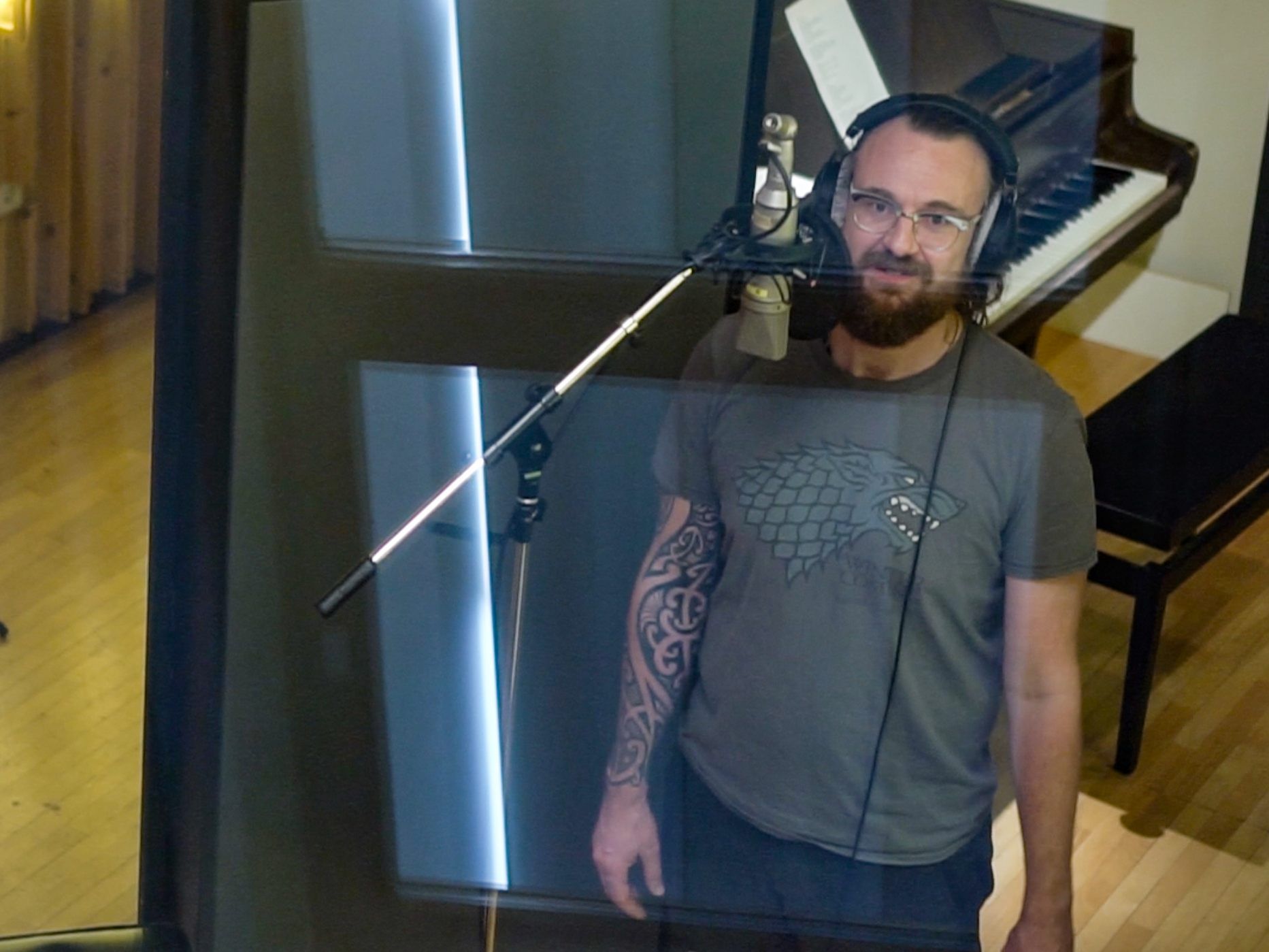 TingelTown-Sänger Florian Koller im Studio bei den Aufnahmen zum offiziellen Gymnaestrada-Song „Like A Rainbow In The Sky“. 24 Musiker haben den Song neu interpretiert – nun wird über die besten Remixes abgestimmt.