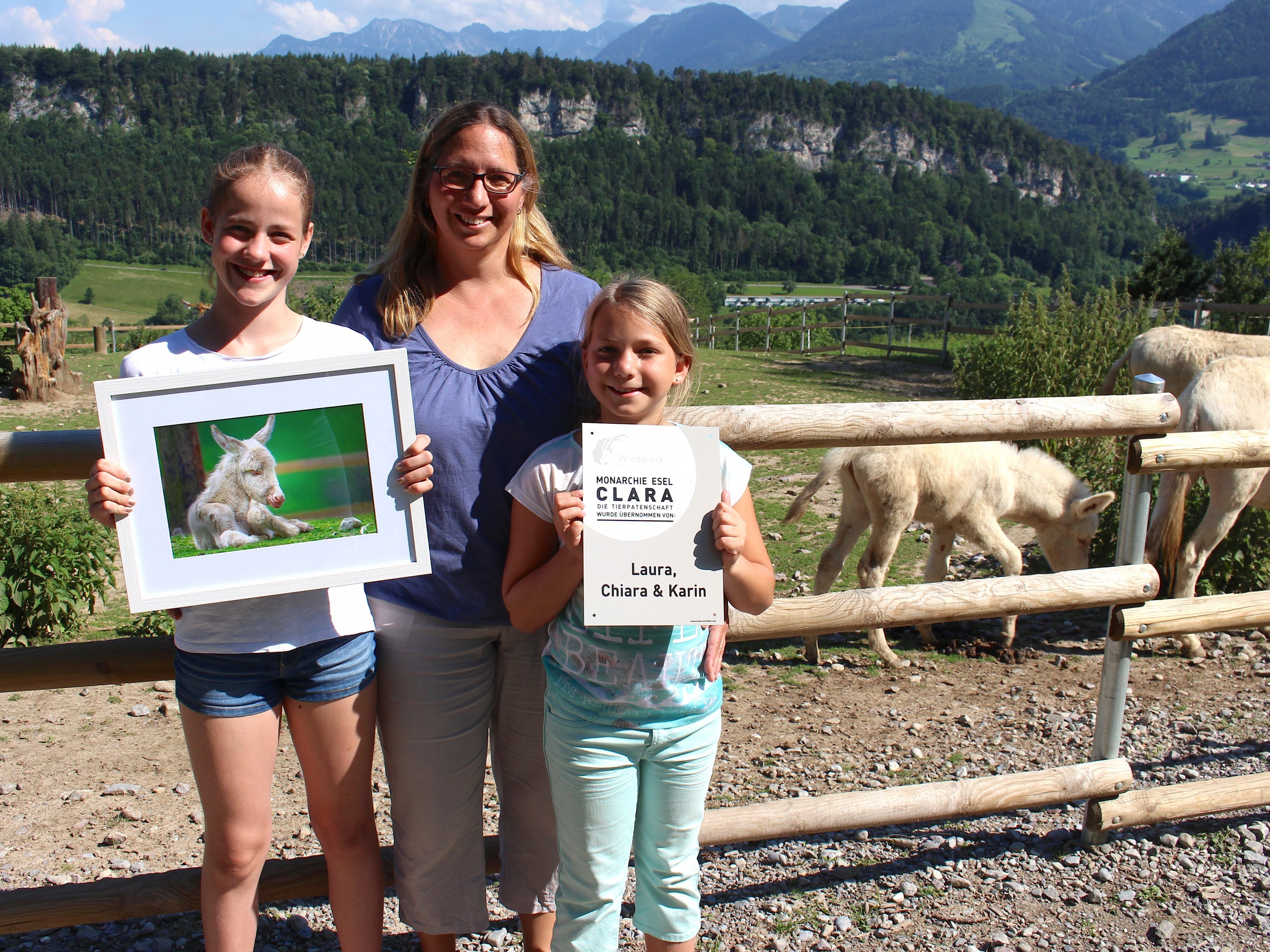 Karin Ante mit Töchtern Laura und Chiara sind die neuen Tierpaten vom Babyesel