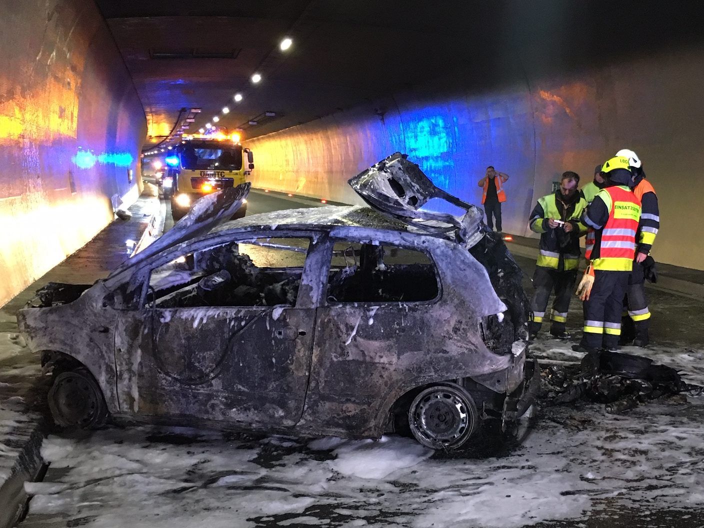 Das Auto der 26-jährigen Unfall-Lenkerin brannte im Pfändertunnel komplett aus.