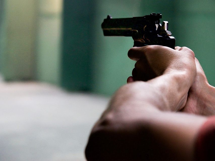 Die Polizisten trafen aus Versehen das Kind.