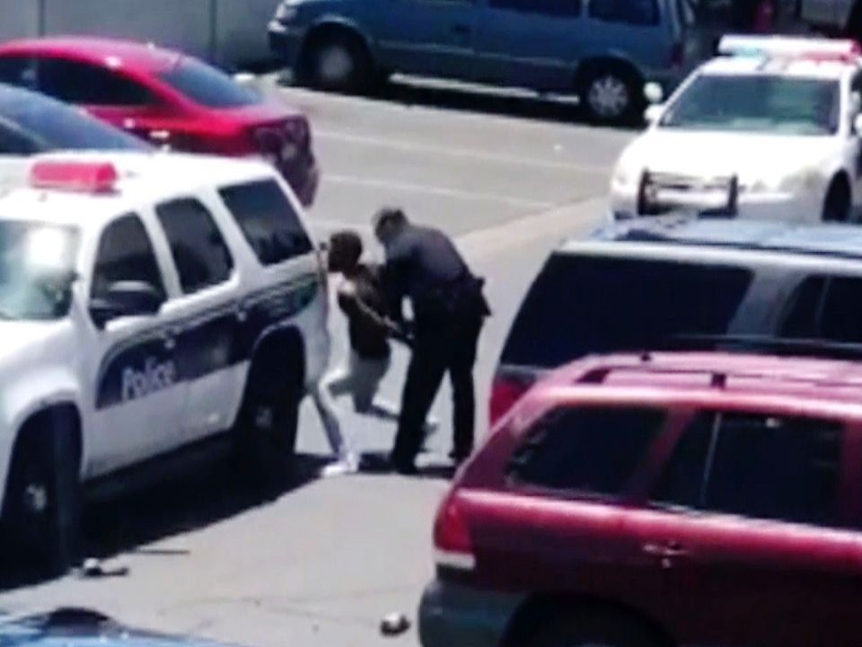 Das schockierende Video zeigt Polizeigewalt gegenüber einer Familie.