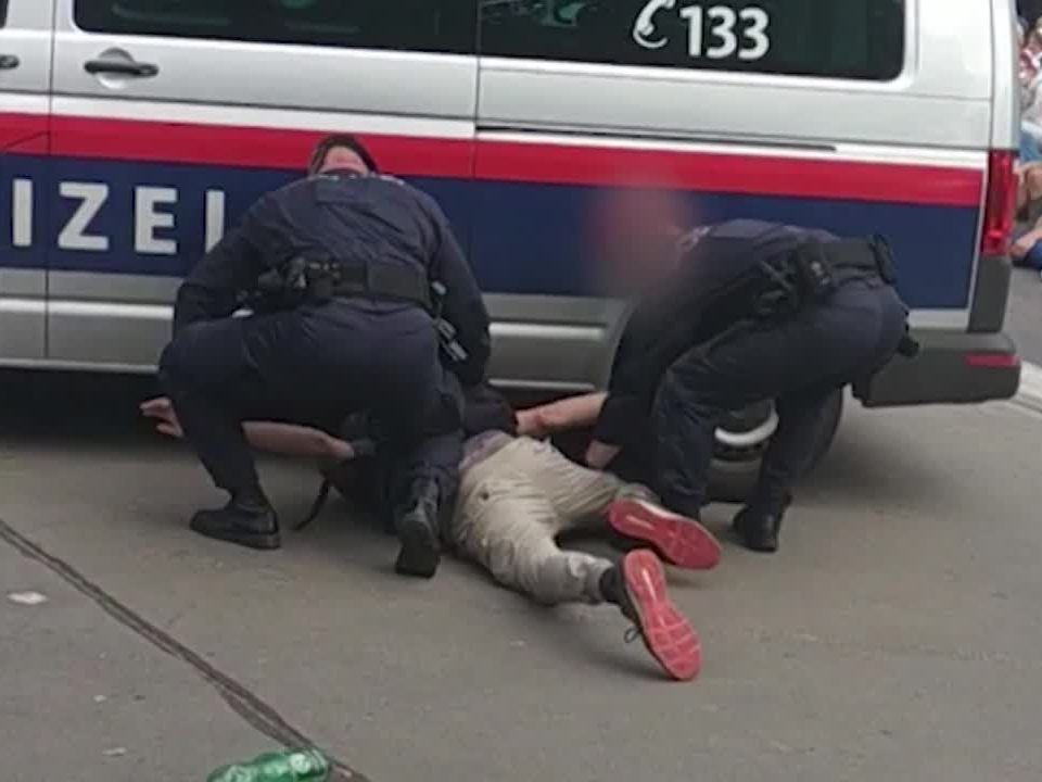 Das Polizeiauto wäre dem Aktivisten fast über den Kopf gefahren.