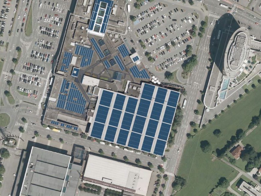 Messepark_Photovoltaik.pdf: Die Photovoltaik-Anlage wird 7.650m² Dachfläche einnehmen und in Kürze in Betrieb gehen.