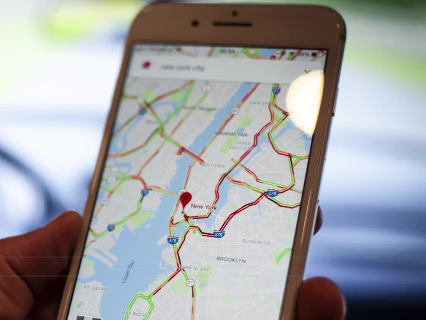 Die Navi-App kann ab sofort die aktuelle Geschwindigkeit anzeigen sowie vor Blitzern warnen.