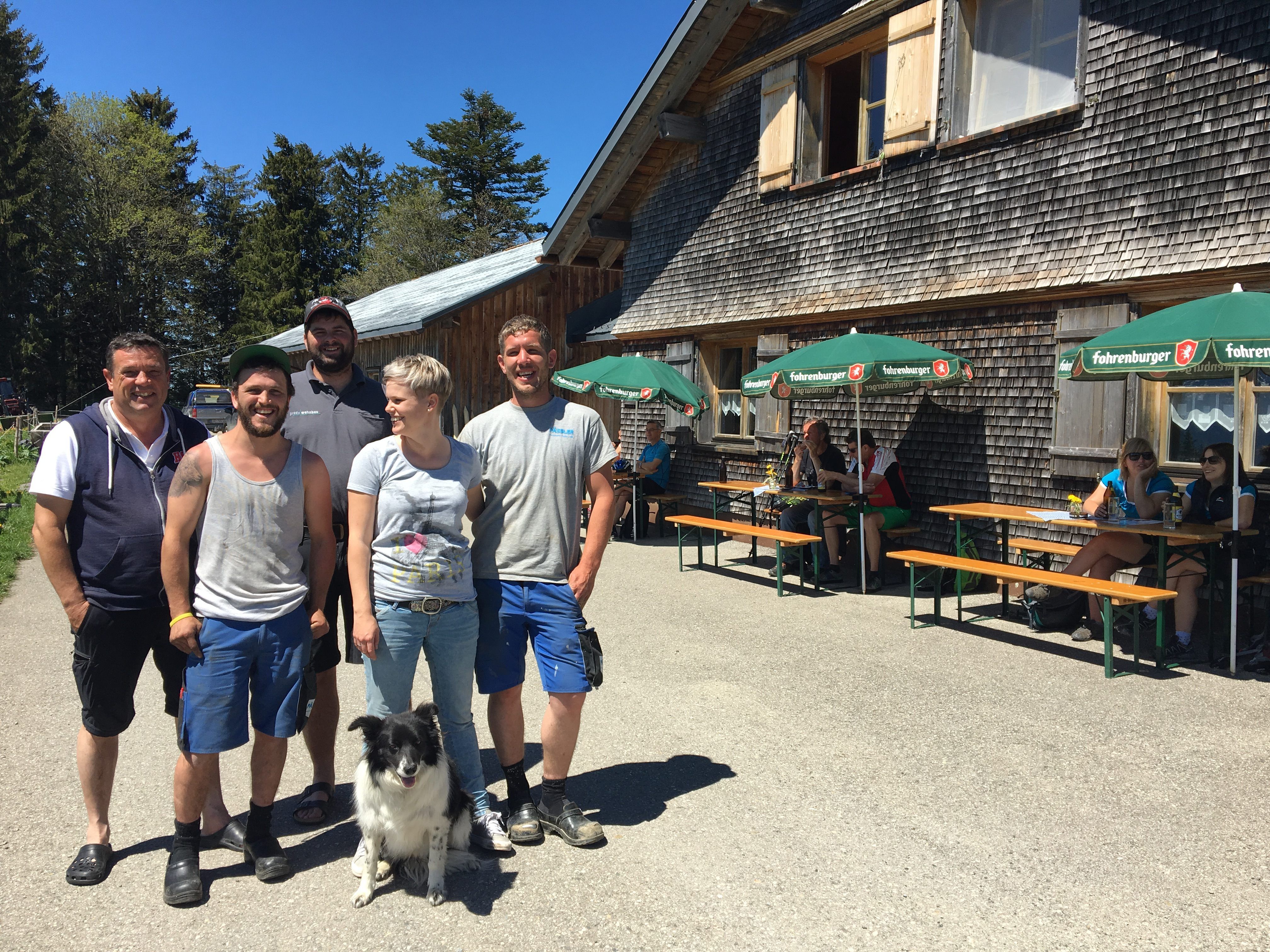 Ein Teil des Teams auf Maiensäss/Staffel Fraxern: v.li. Alexander Bernhard, Michl, Mario, Chefs Verena und Christoph Fetz und Hund Flora.