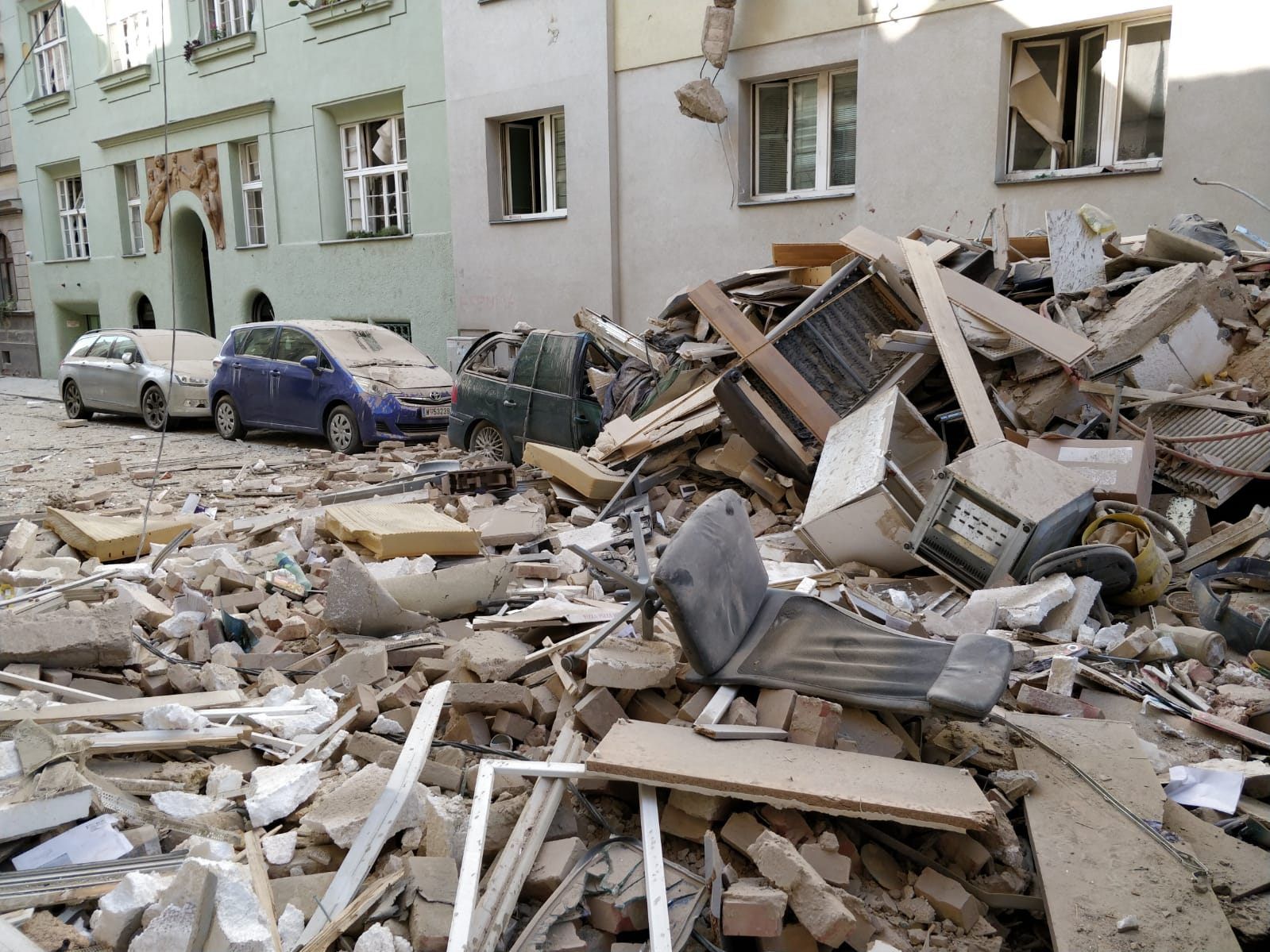 Die ganze Straße war von Trümmern übersät.