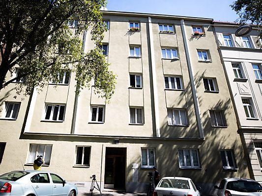 Baby fiel aus Fenster im vierten Stock