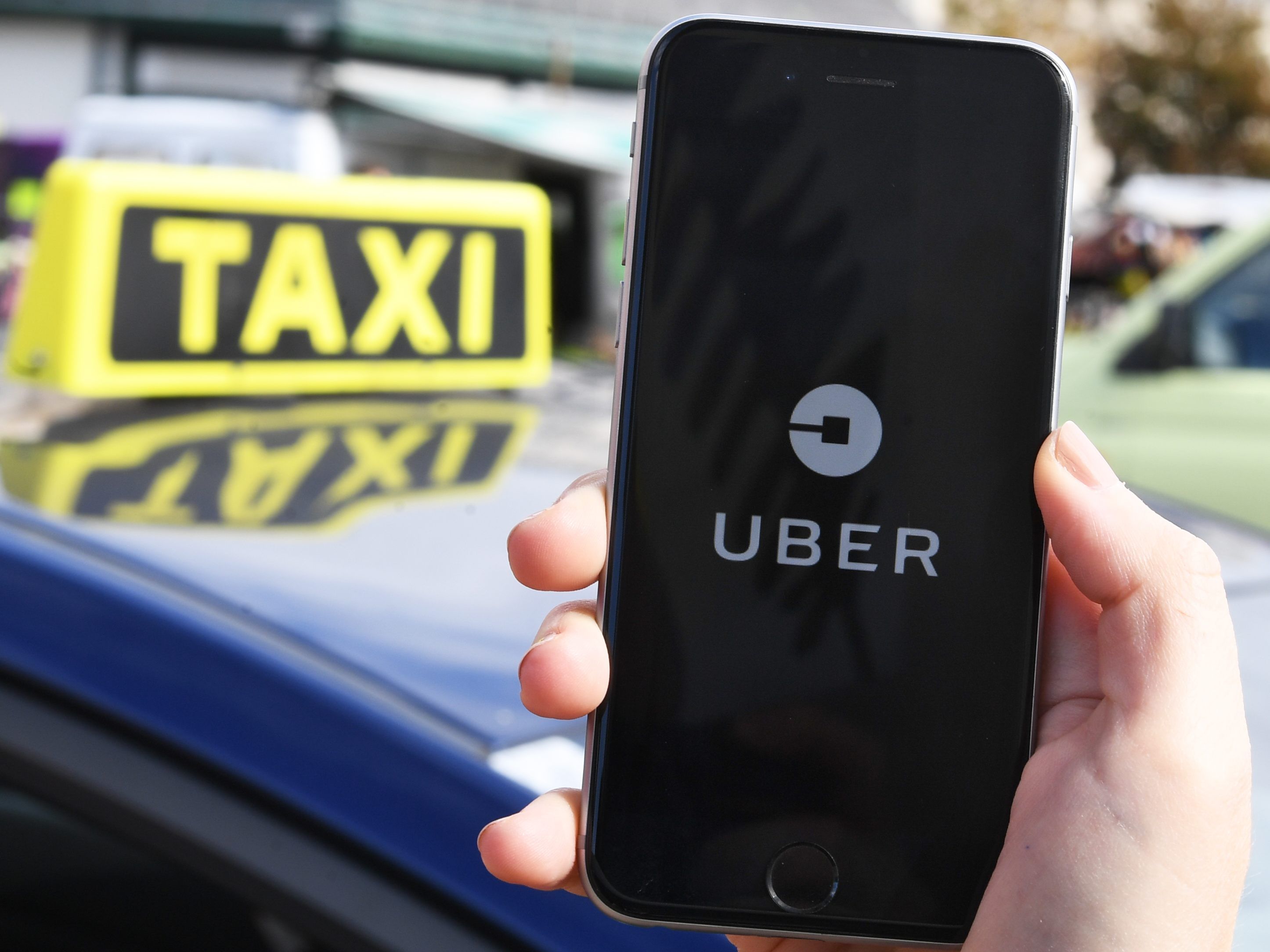 Uber stellt vorübergehend alle Dienste in österreich ein.