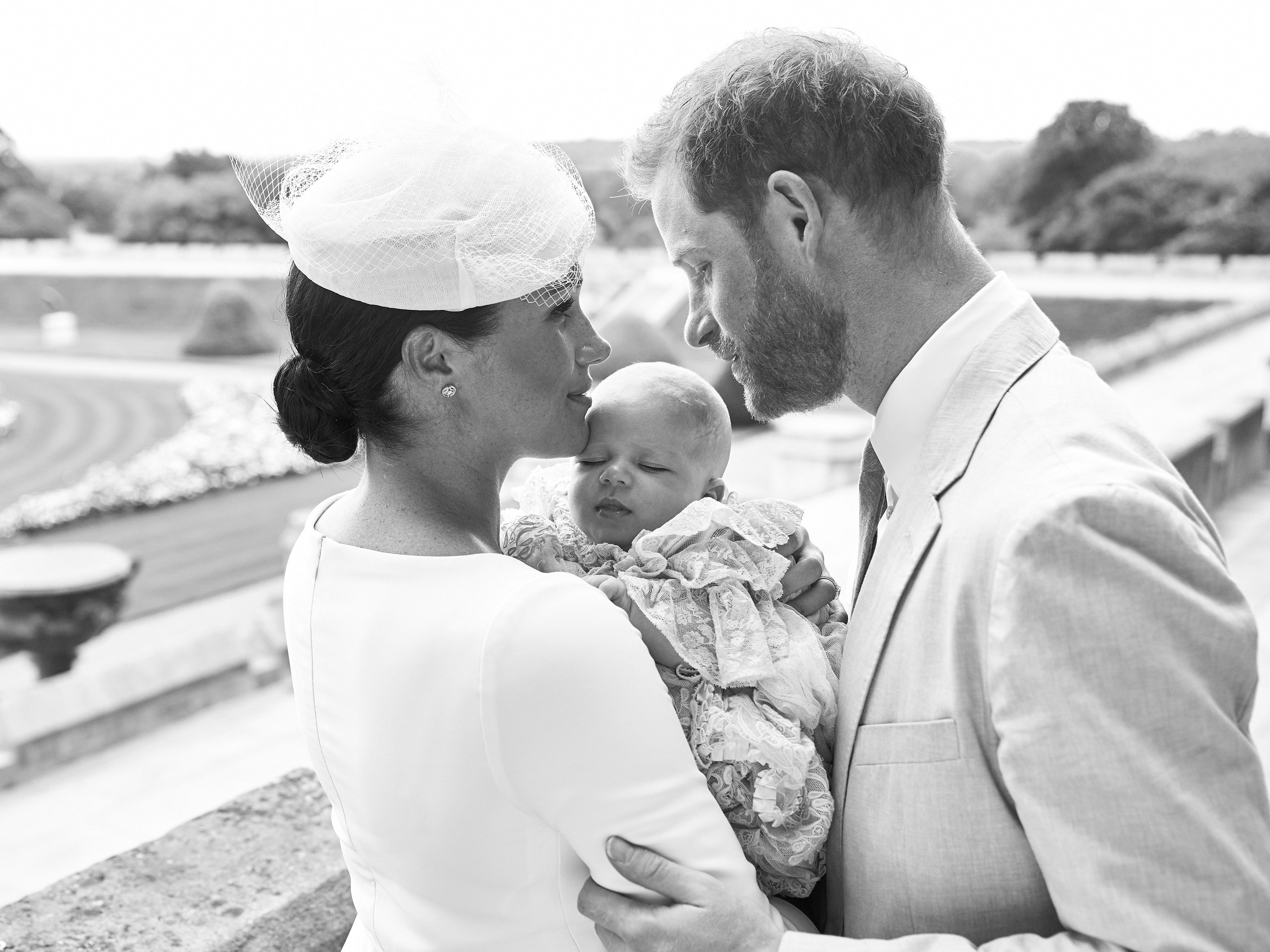 Meghan und Harry mit Sohn Archie im Garten von Schloss Windsor.