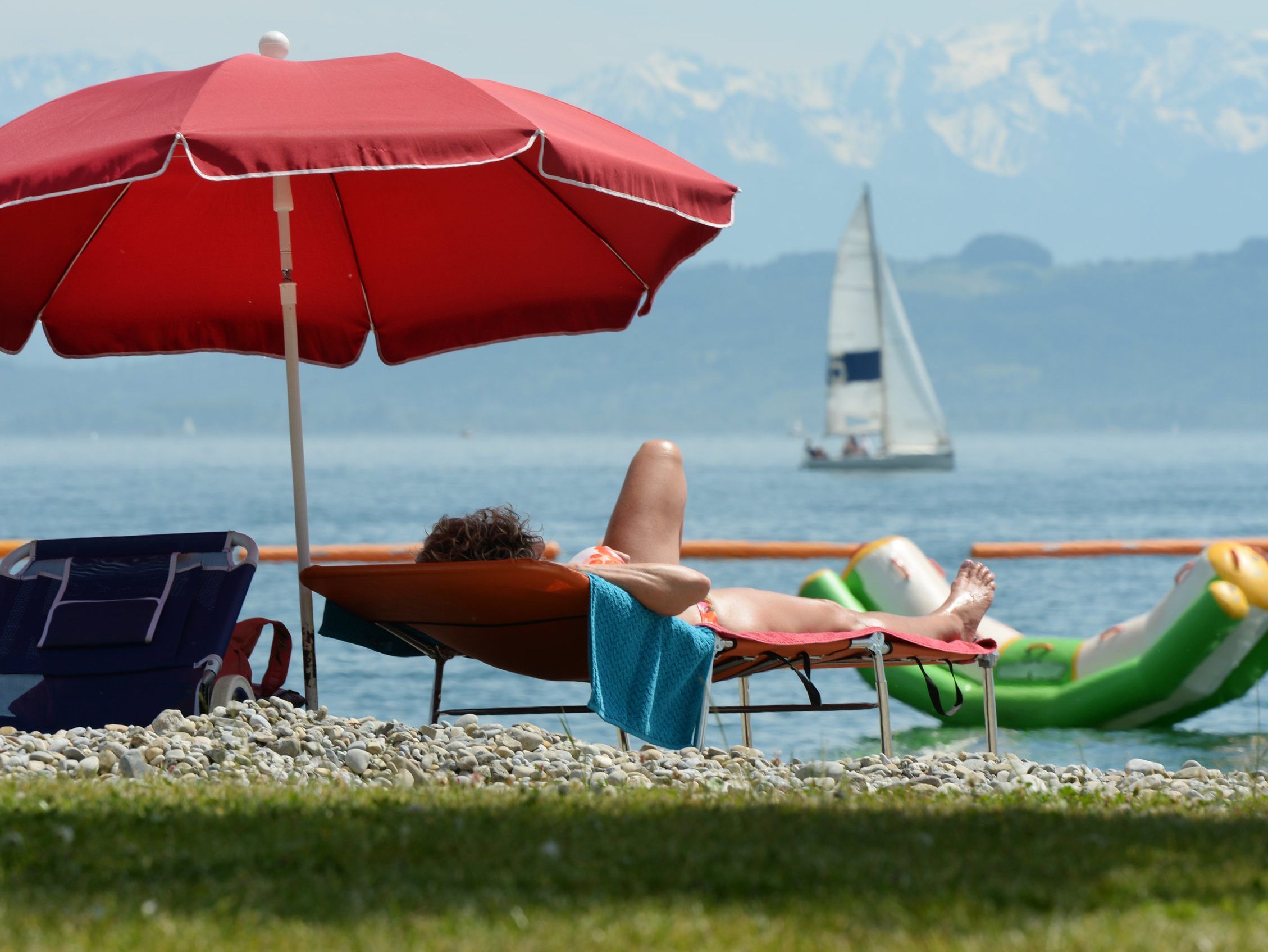 Bis Montag bleiben einige Bodensee-Strände rund um Friedrichshafen gesperrt.