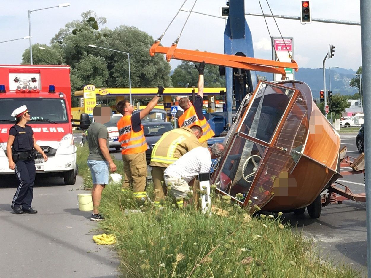 Das boot musste mit einem Kran zurück auf den Hänger gehoben werden.