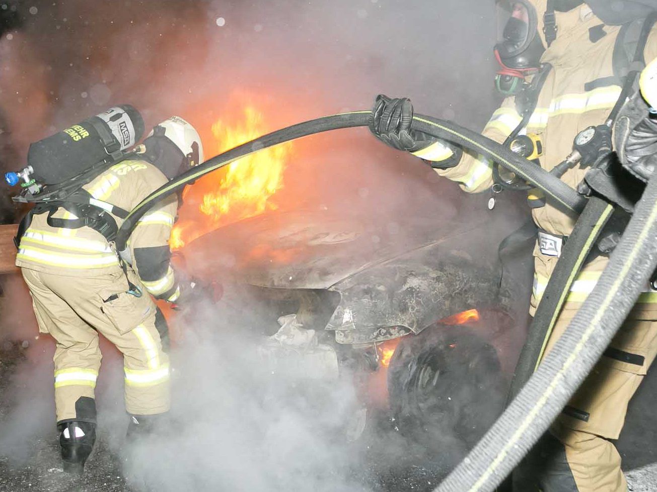 Der vordere Teil des Fahrzeuges wurde vom Feuer völlig zerstört.
