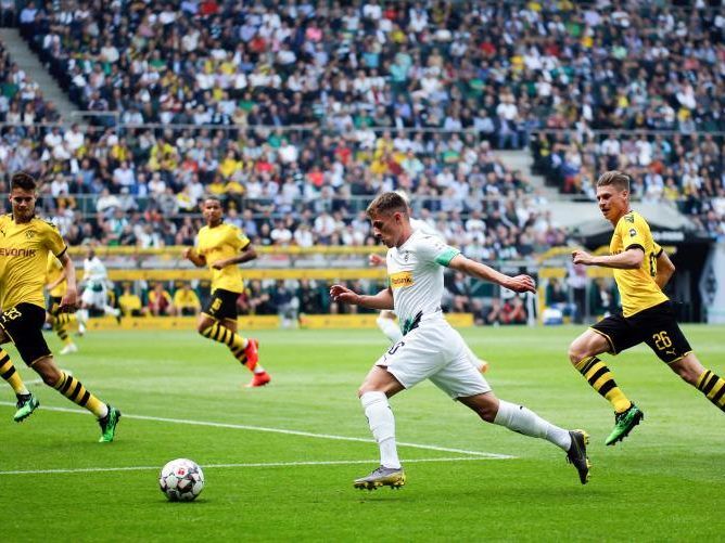 Die deutsche Bundesliga wie Dortmund gegen Gladbach - ab sofort live auf DAZN