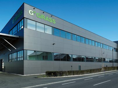 Grass beschäftigt knapp 2.000 Mitarbeiter an 18 Standorten und hat mehr als 200 Vertriebspartner in 60 Ländern.