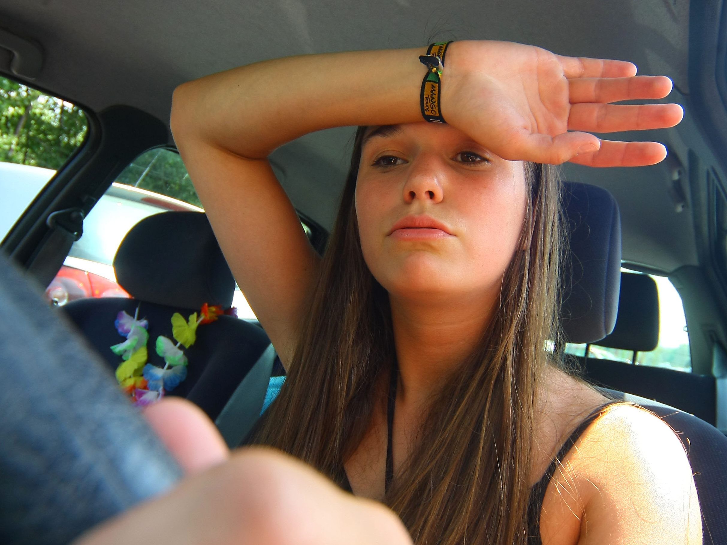 Die Polizei warnt: Bei dieser Hitze niemanden im Auto lassen.
