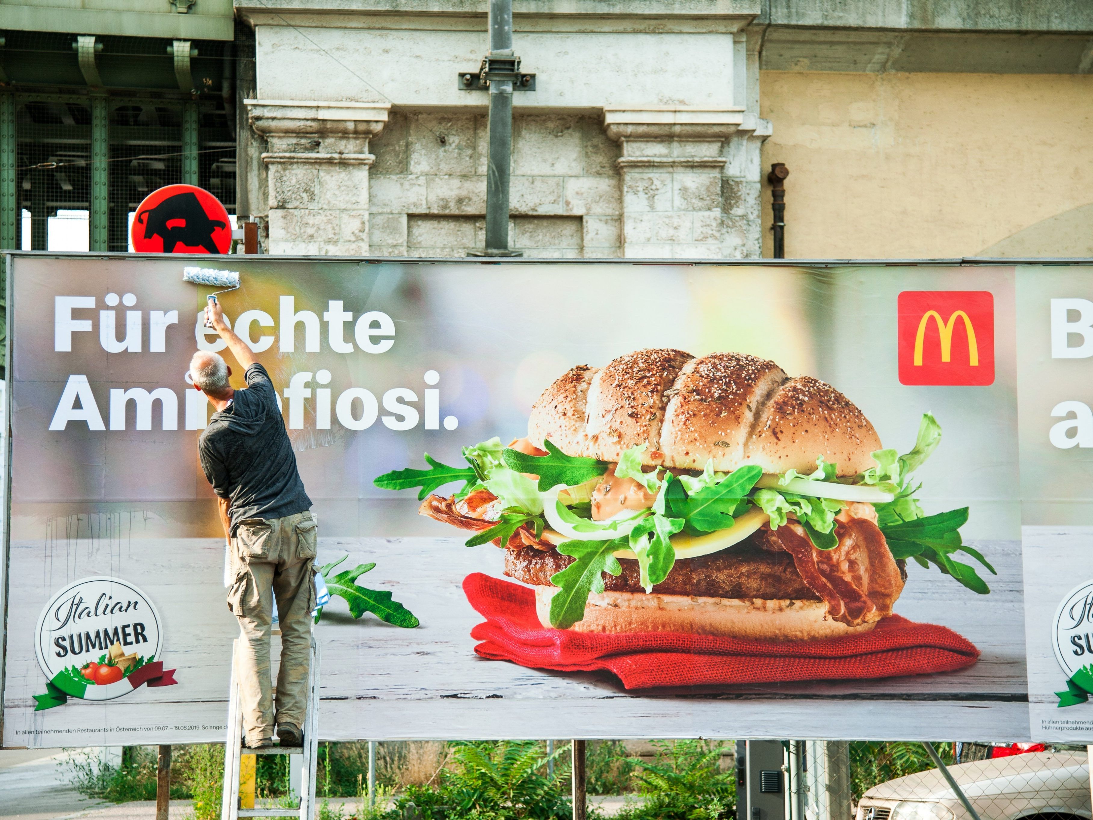 McDonald'S reagiert auf den Shitstorm und entschärft ihre "Mampfiosi"-Plakate.