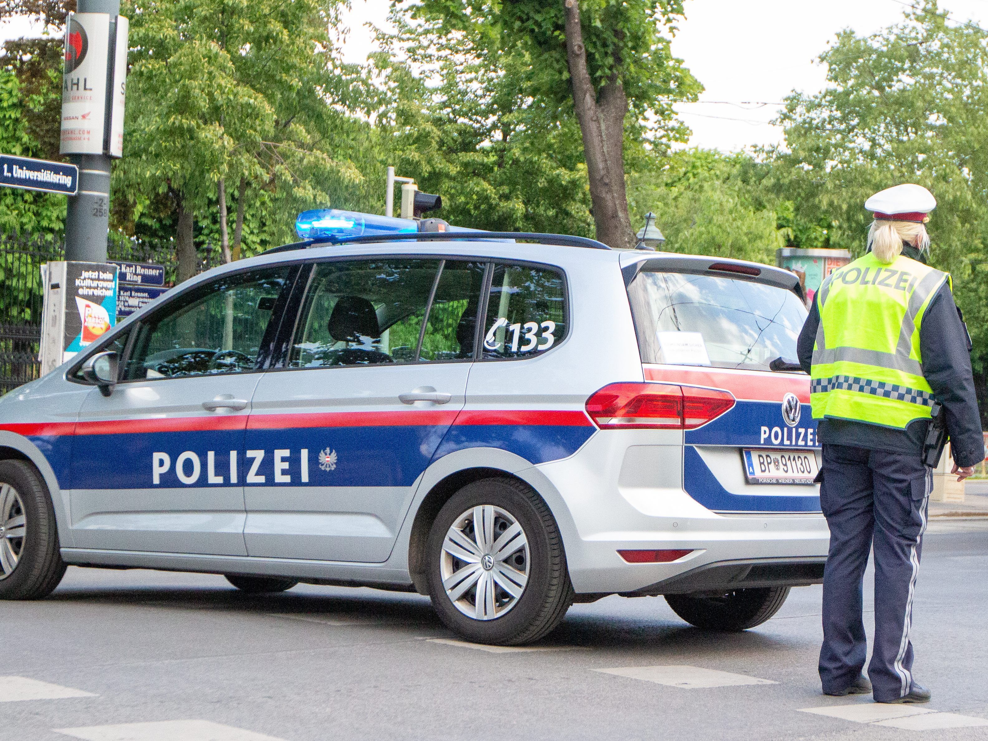 Polizisten wurden von 20 bis 25 Männern bedrängt.