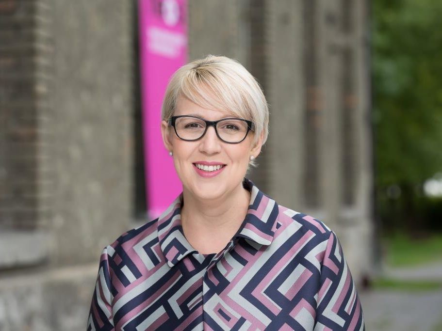 NEOS Landessprecherin Sabine Scheffknecht kritisiert die mangelnde Förderung der Erwerbstätigkeit von Frauen.
