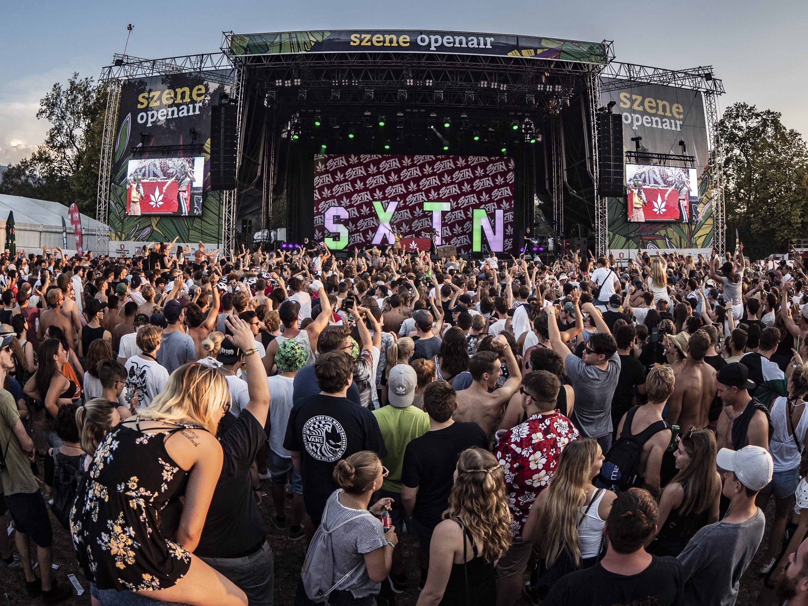 Wer beim Szene Openair nicht lange anstehen möchte, kann sich seine Festivalbänder jetzt schon im aha Dornbirn, Bregenz oder Bludenz holen.