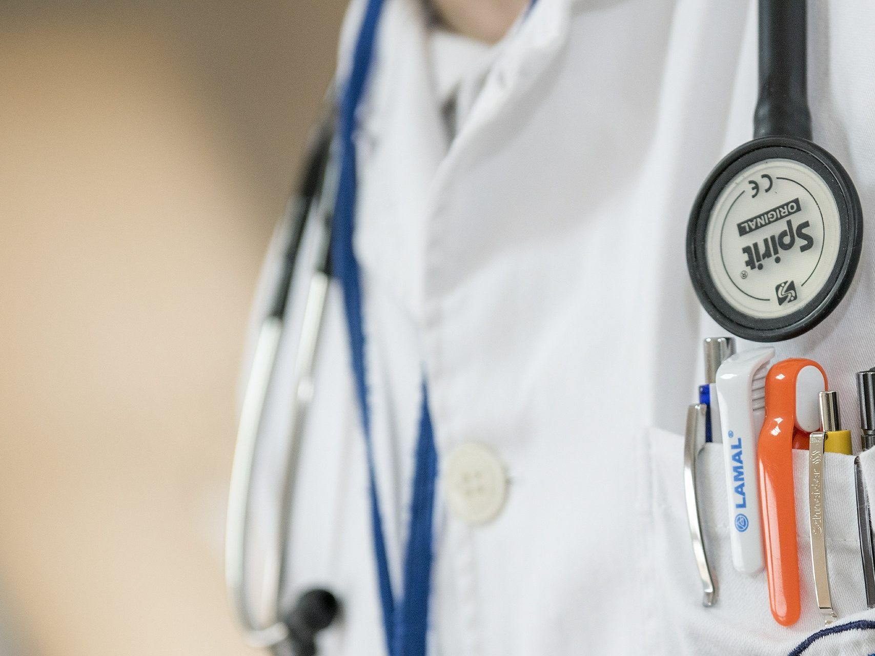 Der 64-jährige Arzt wurde von einem Patienten mit einem Messer neidergestochen.