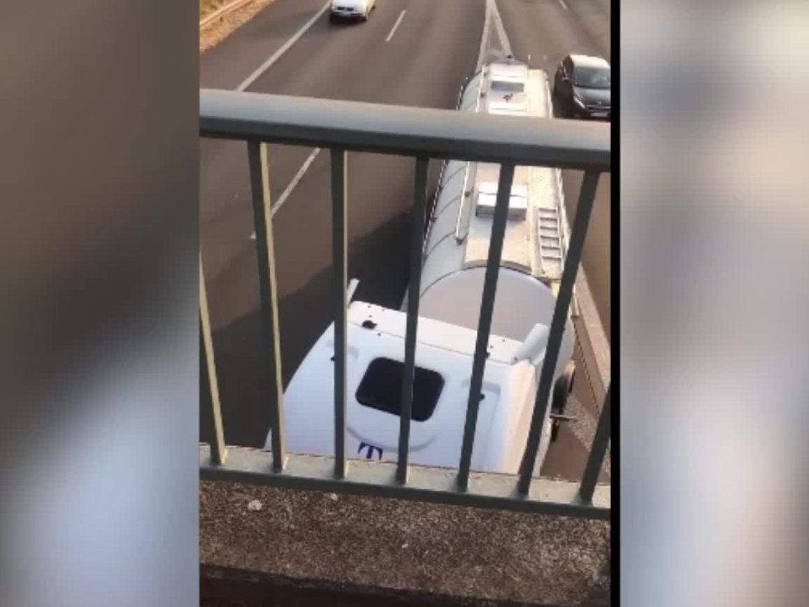 Der Lkw fuhr auf einer Autobahn rückwärts.