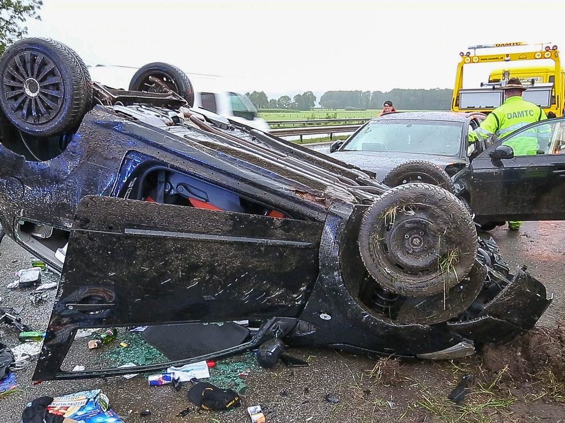 Auf der regennassen Fahrbahn kam ein Fahrzeug am Sonntagabend ins Schleudern und touchierte einen weiteren Pkw.