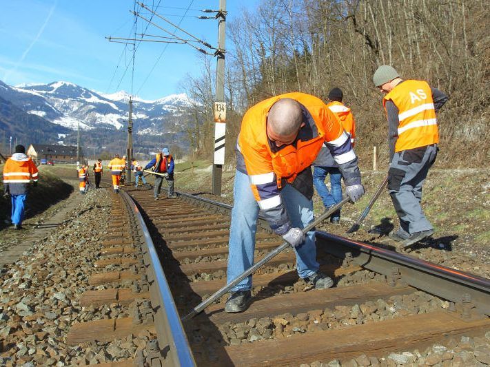 Weiße Gleise - so sollen die Schienen bei Hitze weniger verformt werden