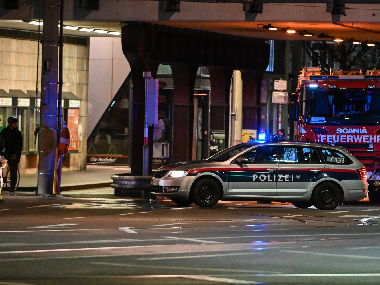 Der Polizeieinsatz am Tatort in Innsbruck.