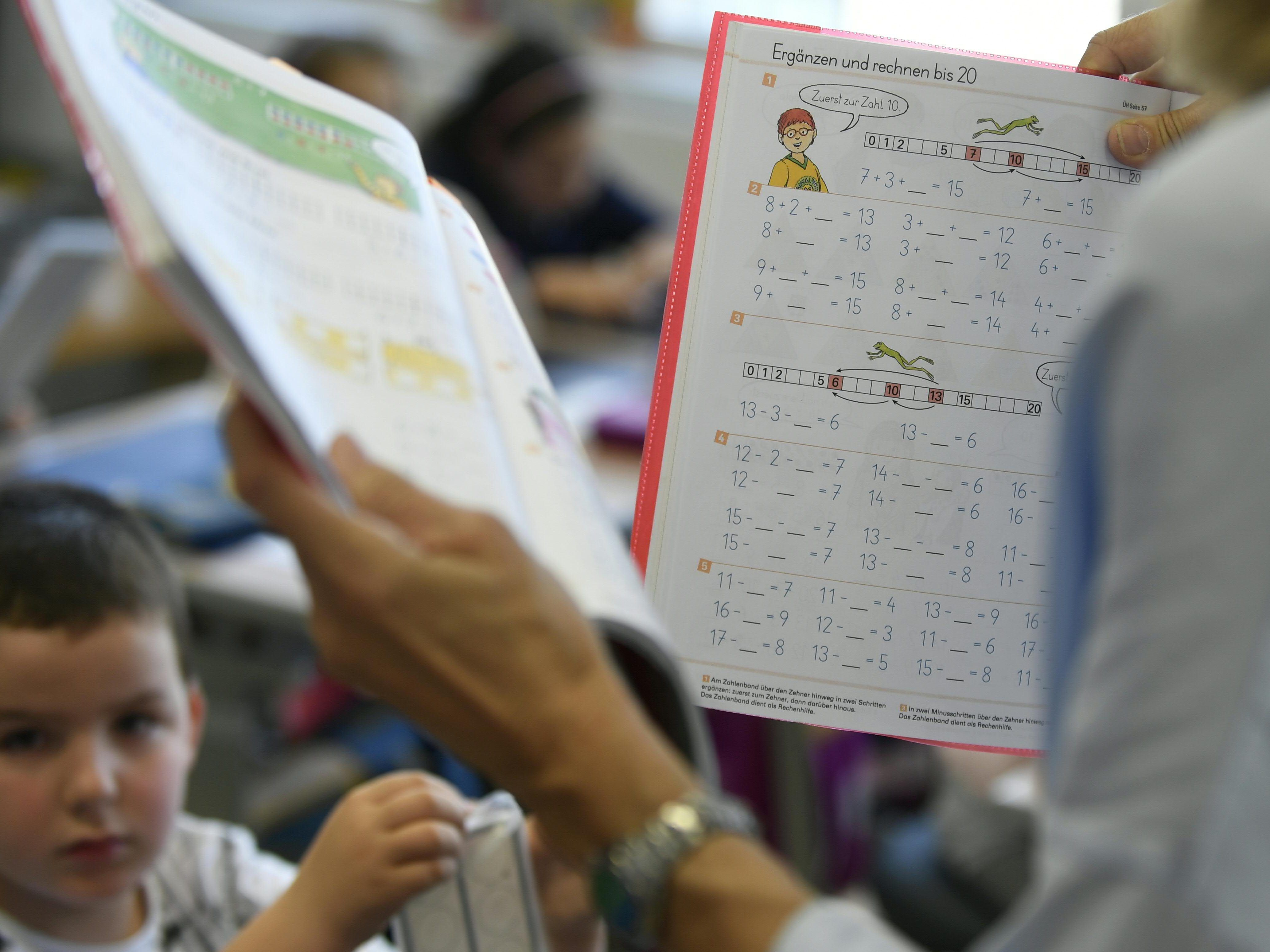 Schulkinder etwa als „Brillenschlange“ beleidigt
