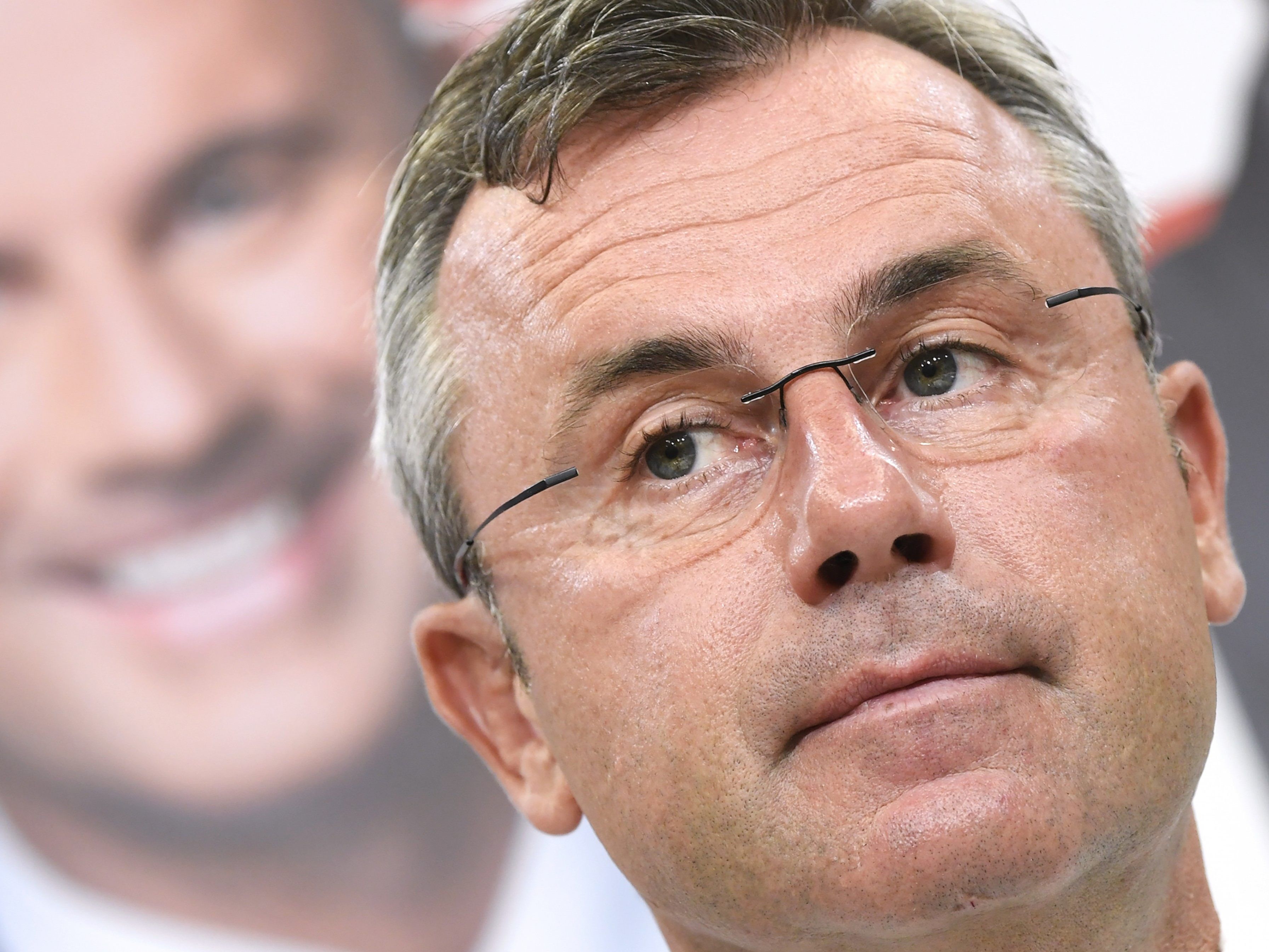 Der FPÖ-Chef befürchtet eine Rezession durch die Kosten für die Zertifikate.