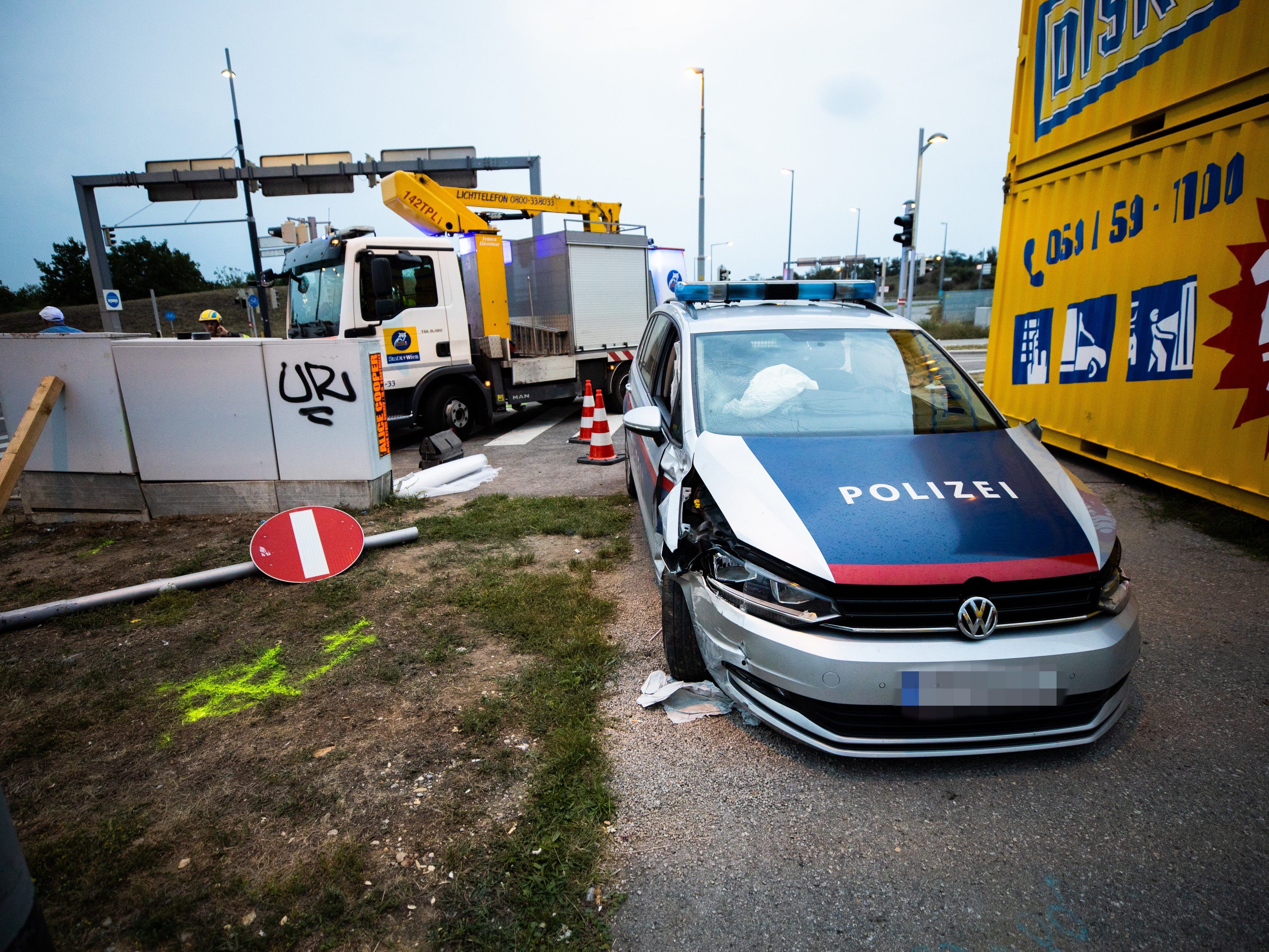 Der Polizeiwagen, der in den tödlichen Unfall verwickelt war, soll mit Sirene und Blaulicht unterwegs gewesen sein.