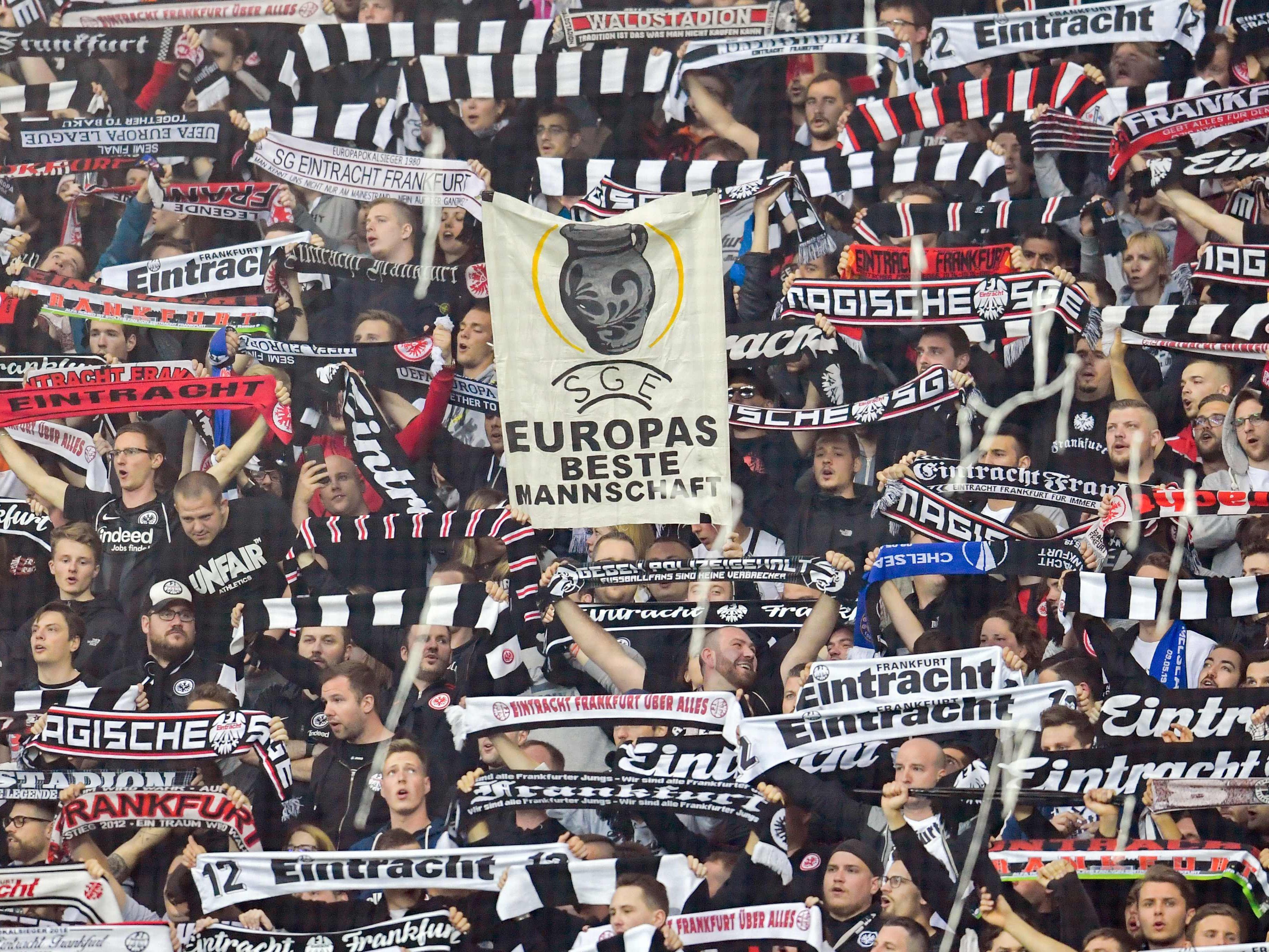 Eintracht-Fans mit dem Doppelhalter "Europas beste Mannschaft"