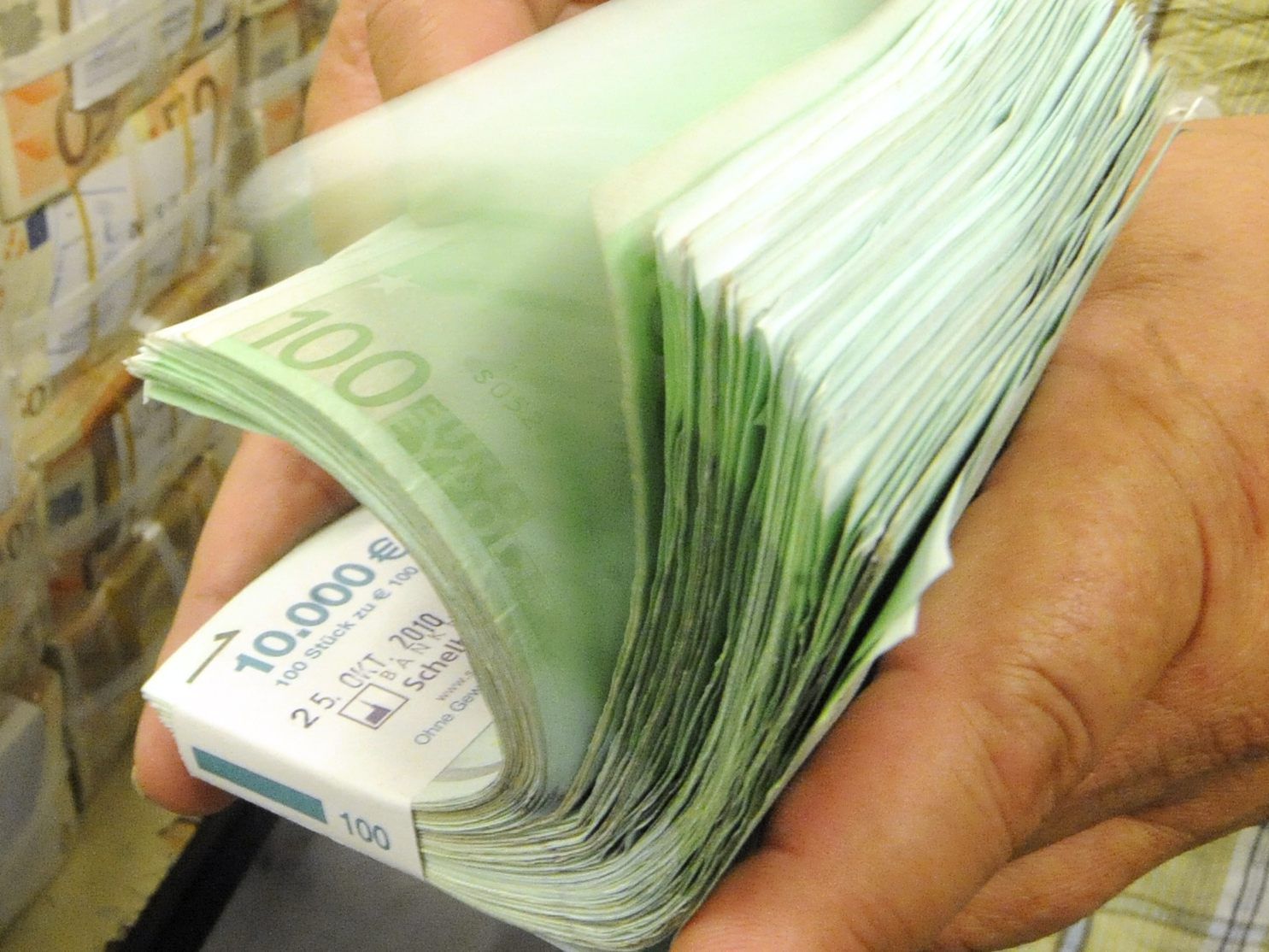 Der Mann gab das Geld lieber aus, als es zurückzugeben.