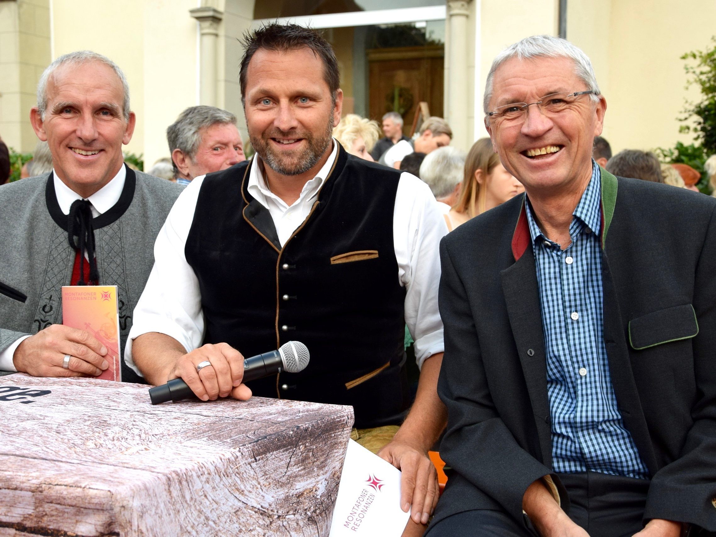 Gaschurns Bgm. Martin Netzer, Moderator Markus Barthold und Organisator Markus Felbermayer freuten sich über einen gelungenen Volksmusikabend am Kirchplatz in Gaschurn.
