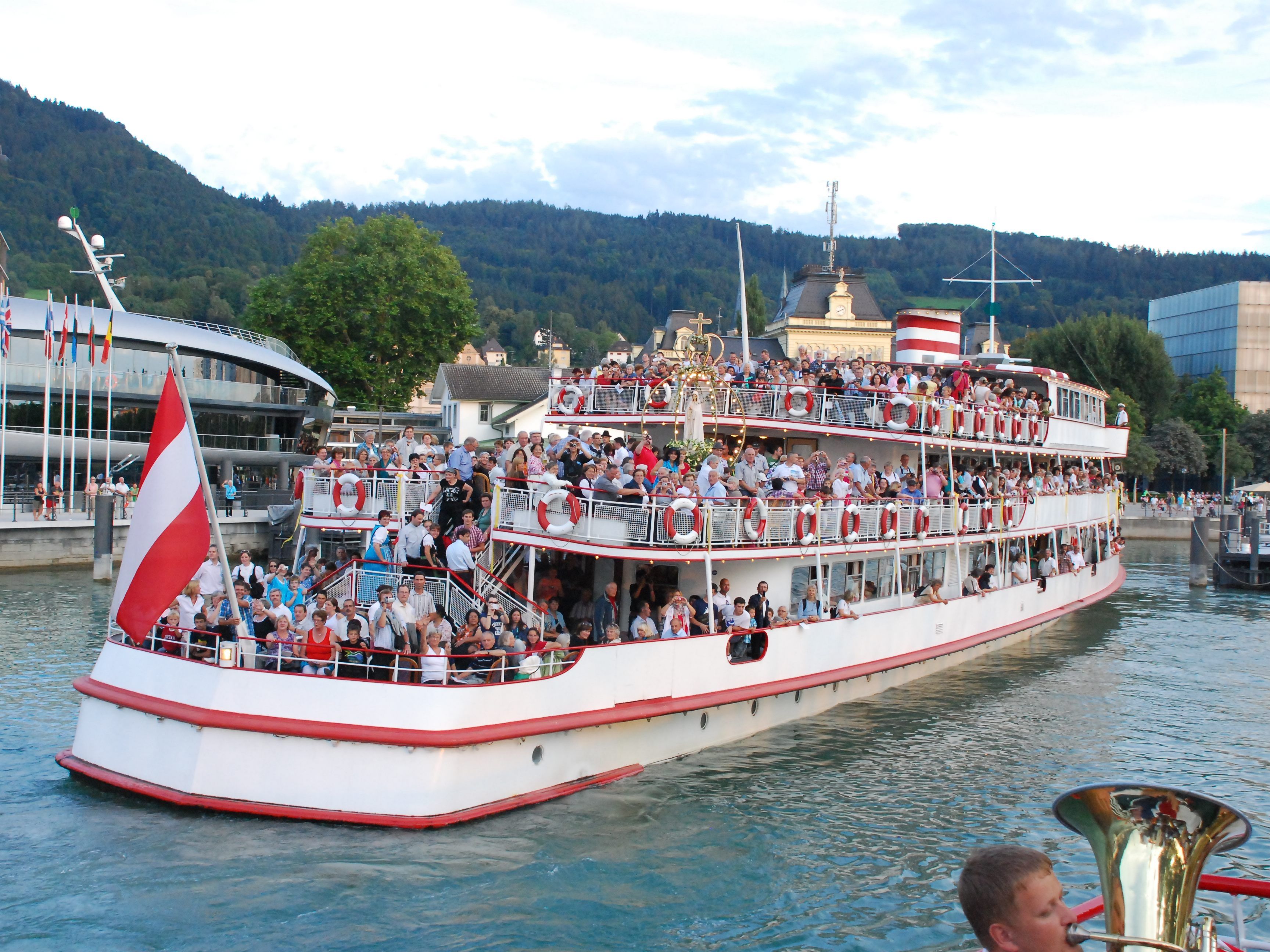 An Maria Himmelfahrt wallfahrten wieder zahlreiche Menschen auf dem Schiff.