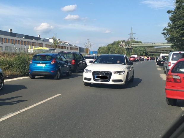 Ein Wahnsinn, was sich dieser Autofahrer in Dortmund geleistet hat: Umdrehen und in der Rettungsgasse zurückfahren.