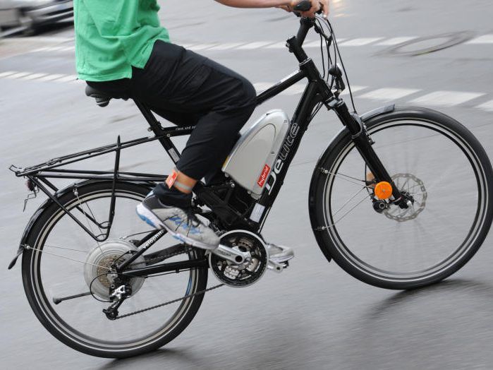 Symbolbild - Der E-Biker zog sich Abschürfungen zu