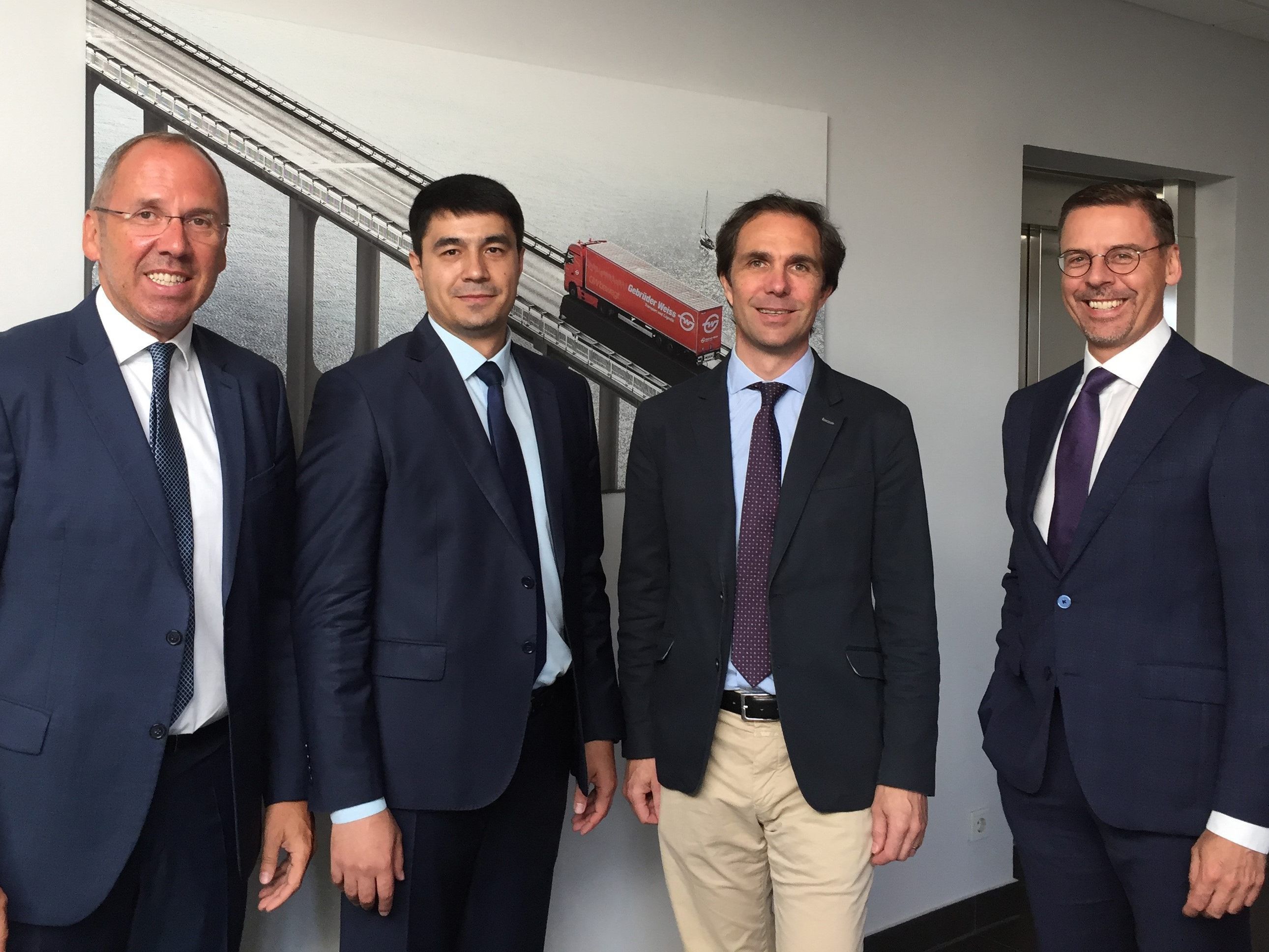 (v.l.): Thomas Moser, Direktor und Regionalleiter Schwarzes Meer/CIS, Ernazarov Kamil Rustamovich, Stellvertretender Direktor der Repräsentanz Taschkent, Wolfram Senger-Weiss, Vorsitzender der Geschäftsleitung, und Dieter Buchinger, Niederlassungsleiter East plus – alle Gebrüder Weiss.