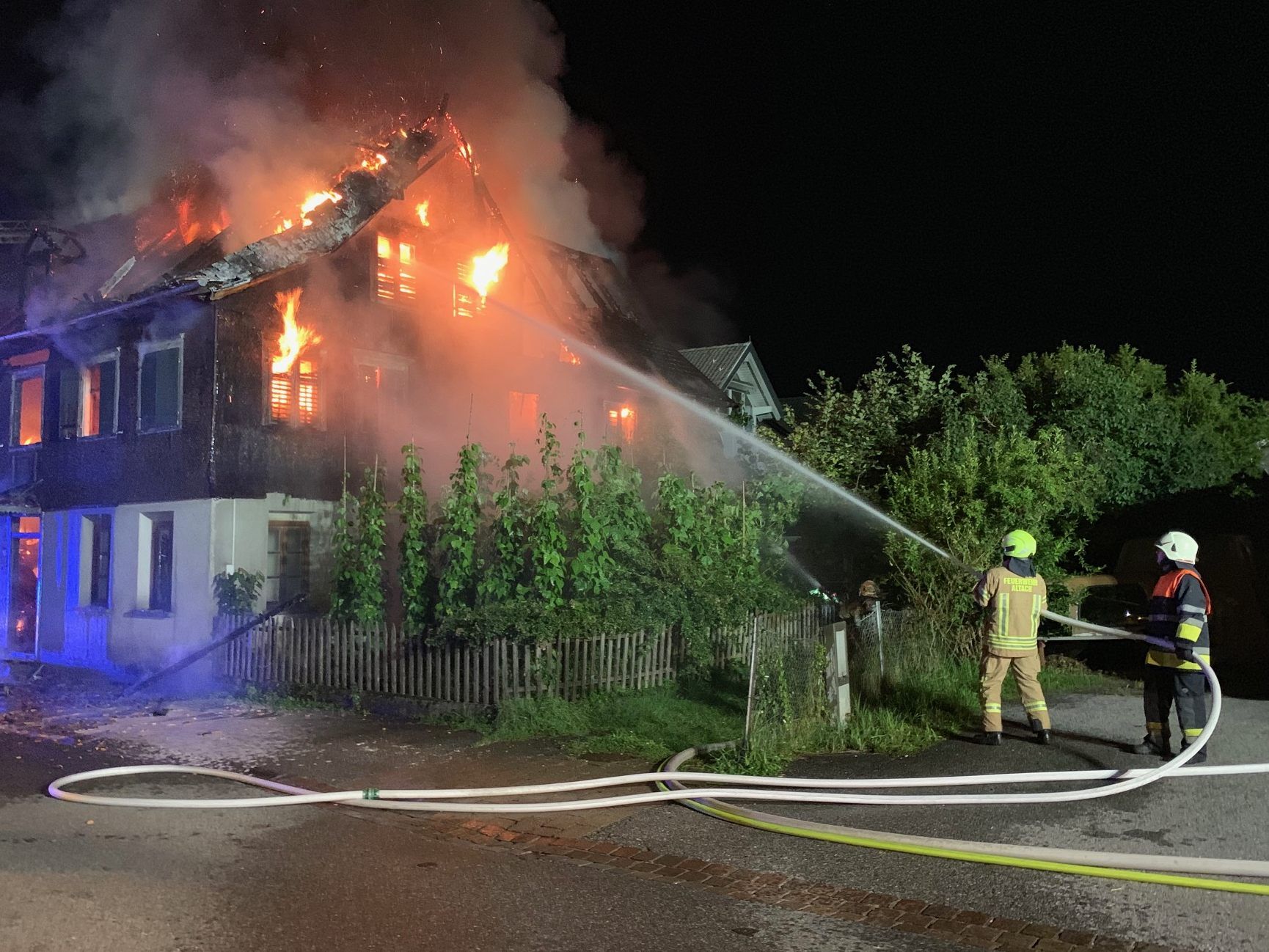 Die Feuerwehr brachte den Vollbrand in Altach am Samstag Morgen unter Kontrolle.
