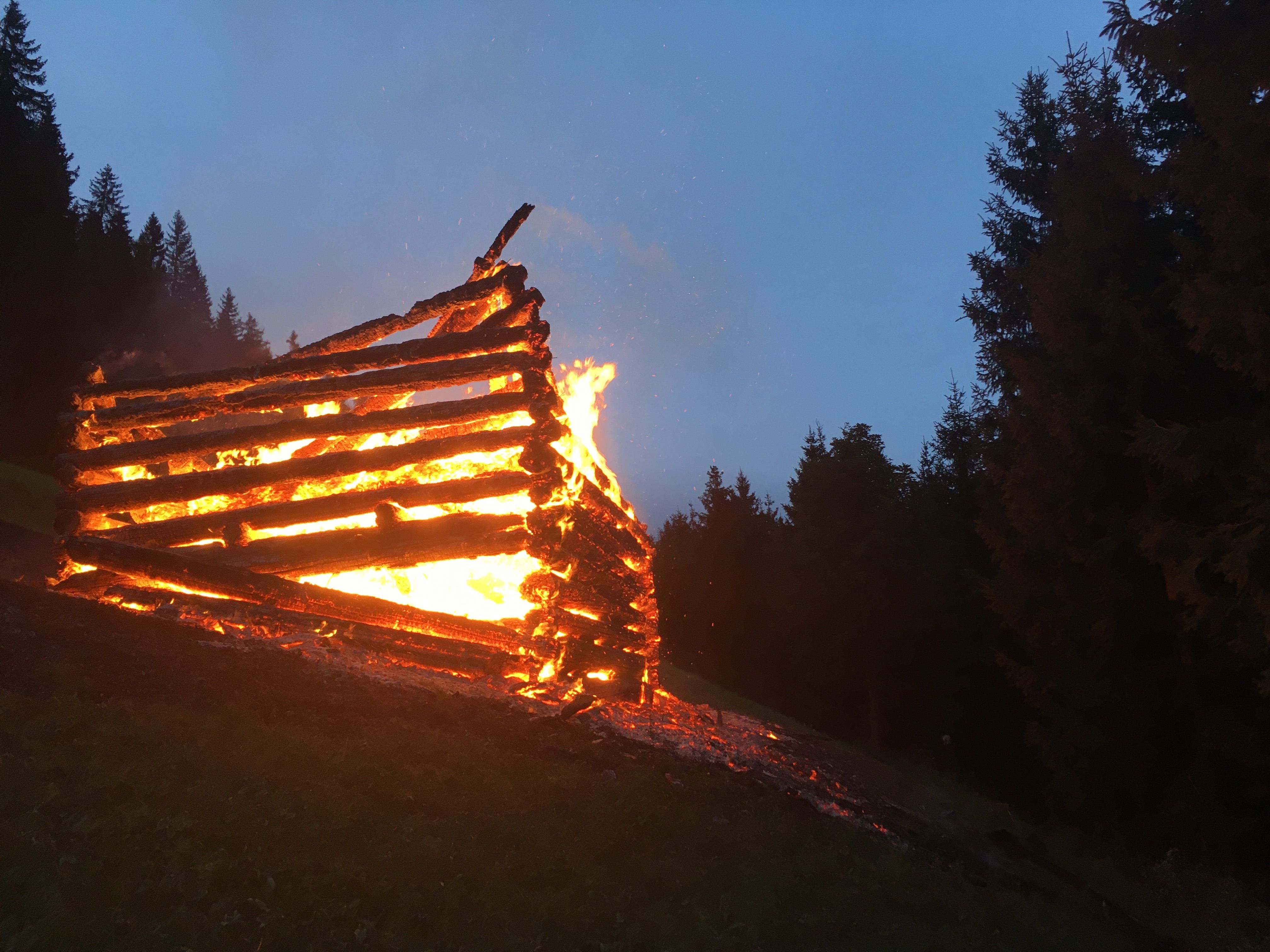 Aus unbekannter Ursache geriet ein Heustall in Brand.