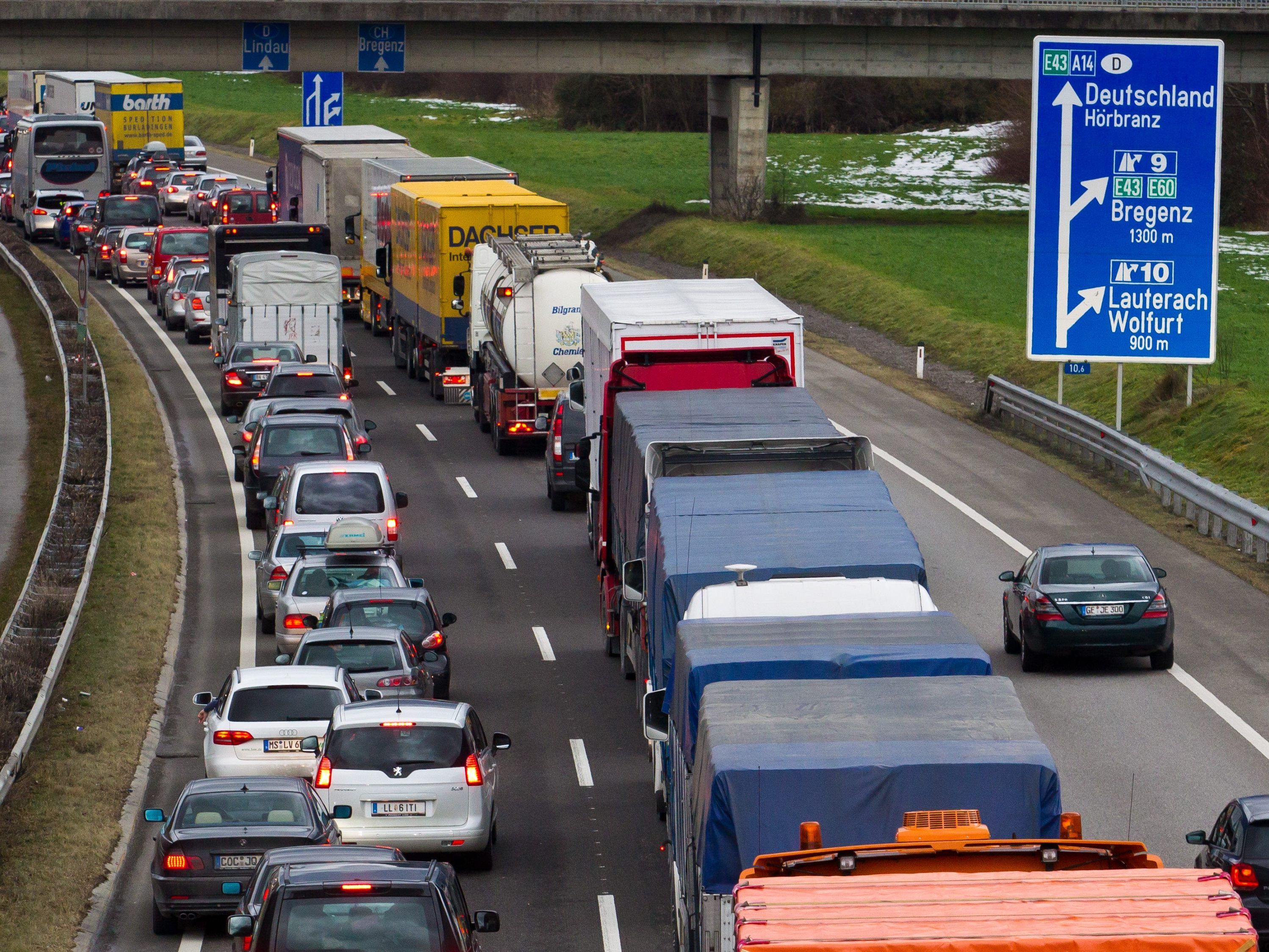 Vielfach wird ein Überholverbot für Lkw gefordert, die Asfinag plant eine Verkehrsbeeinflussungsanlage in Wolfurt .