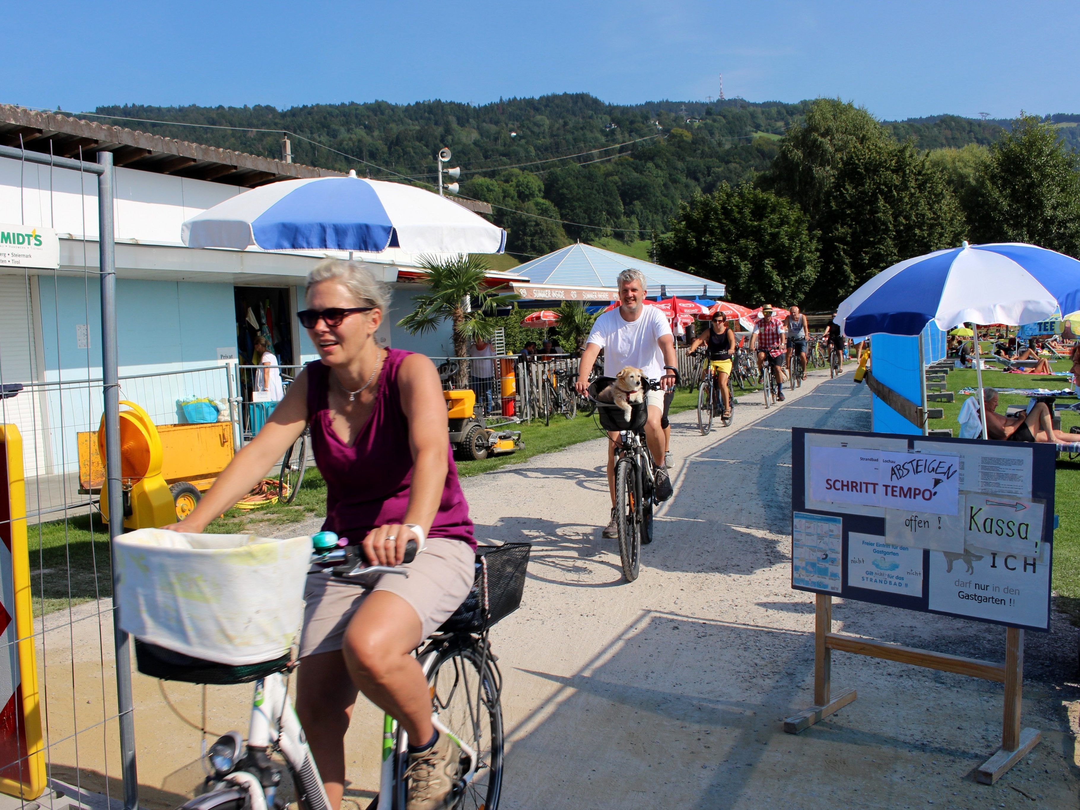 Auf der schmalen und zudem stark befahrenen Umleitungsstrecke nach Bregenz ist im Bereich Strandbad vor allem für die Radfahrer äußerste Vorsicht geboten.