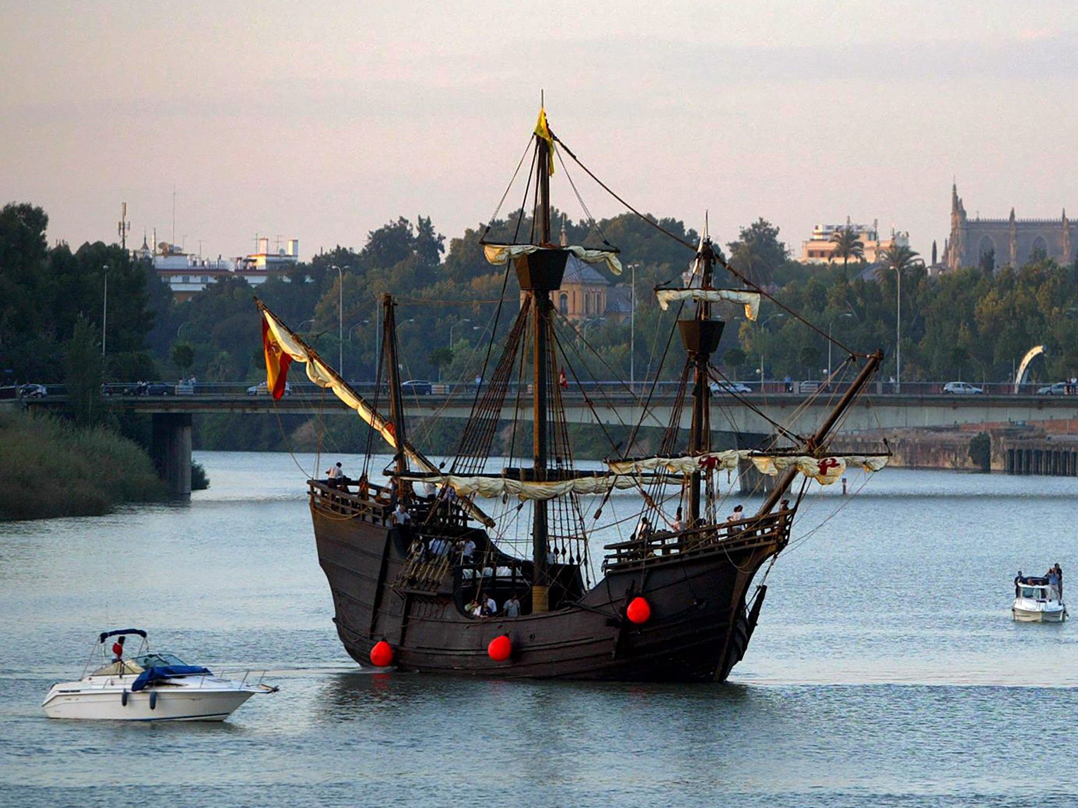 Auf dem Bild ist ein Nachbau jenes Schiffes zu sehen, das vor 500 Jahren erfolgreich die erste Weltumsegelung gestartet hatte.