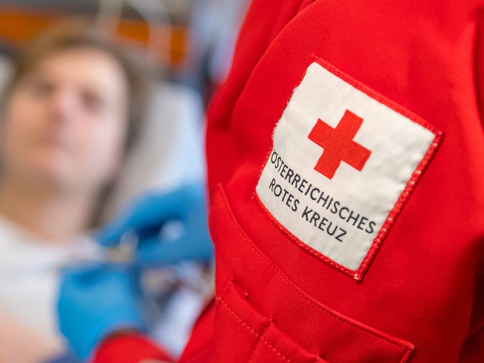 Der 61-jährige Mann wurde durch sein Sicherungsseil schwer verletzt. (Symbolbild)