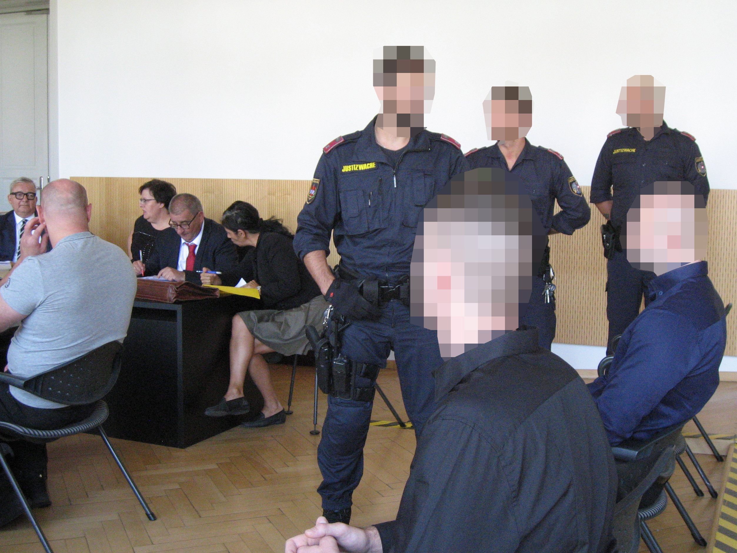 Das Urteil des Erstangeklagten ist noch nicht rechtskräftig.