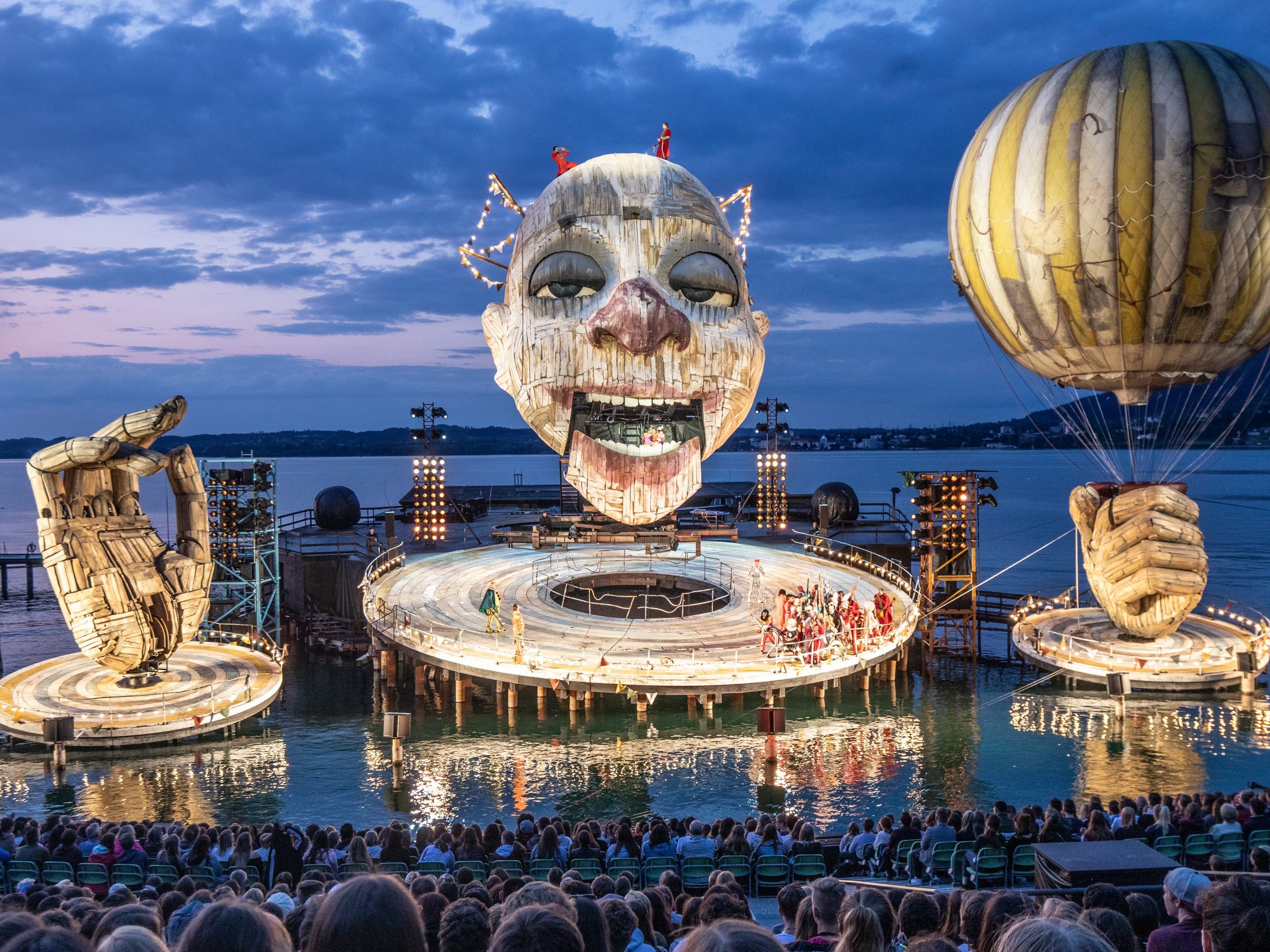Da freut sich der Clown: "Rigoletto" auf der Seebühne wird am Dienstag Abend wohl trocken bleiben.