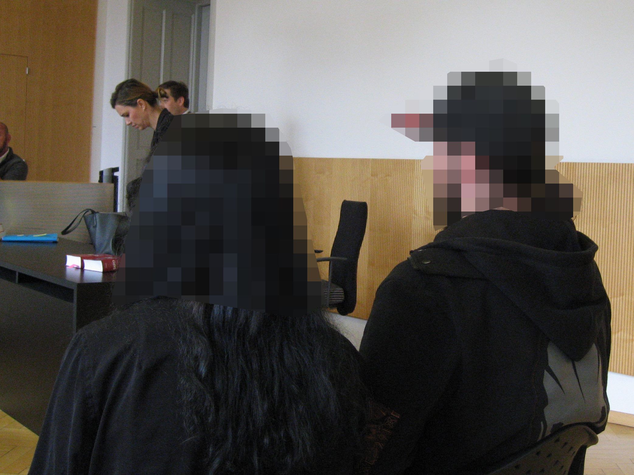 Der Angeklagte (r.) saß gemeinsam mit seiner mitbeschuldigten Schwester vor Gericht.