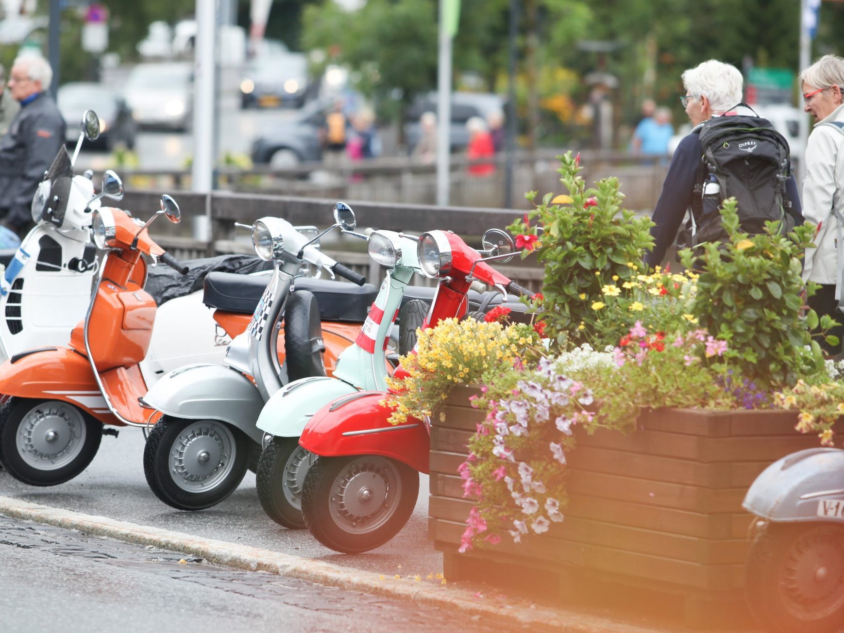 Vier Tage lang doninieren VEspas und Scooter das Straßenbild beim zweiten Grand Arlberg Scootering in Lech Zürs.